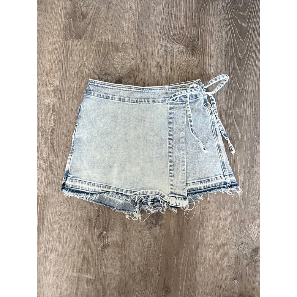 SO Light Wash Denim Wrap Skort with Side Tie and Frayed Hem Size 5 - Picture 8 of 8
